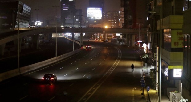 This picture taken on April 1, 2020 shows a view from the main Beirut-Tripoli highway at Jal el-Dib in the northern entrance of the Lebanese capital, after a daily curfew goes into place due to the COVID-19 coronavirus pandemic. (Photo by JOSEPH EID / AFP)