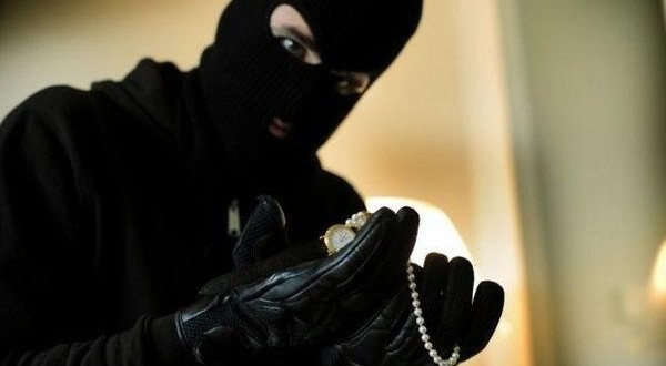 Stealing-Jewelry